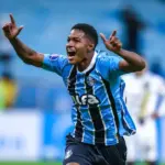 Riquelme comemorando gol pelo Grêmio na Arena pela Sul-Americana 2025