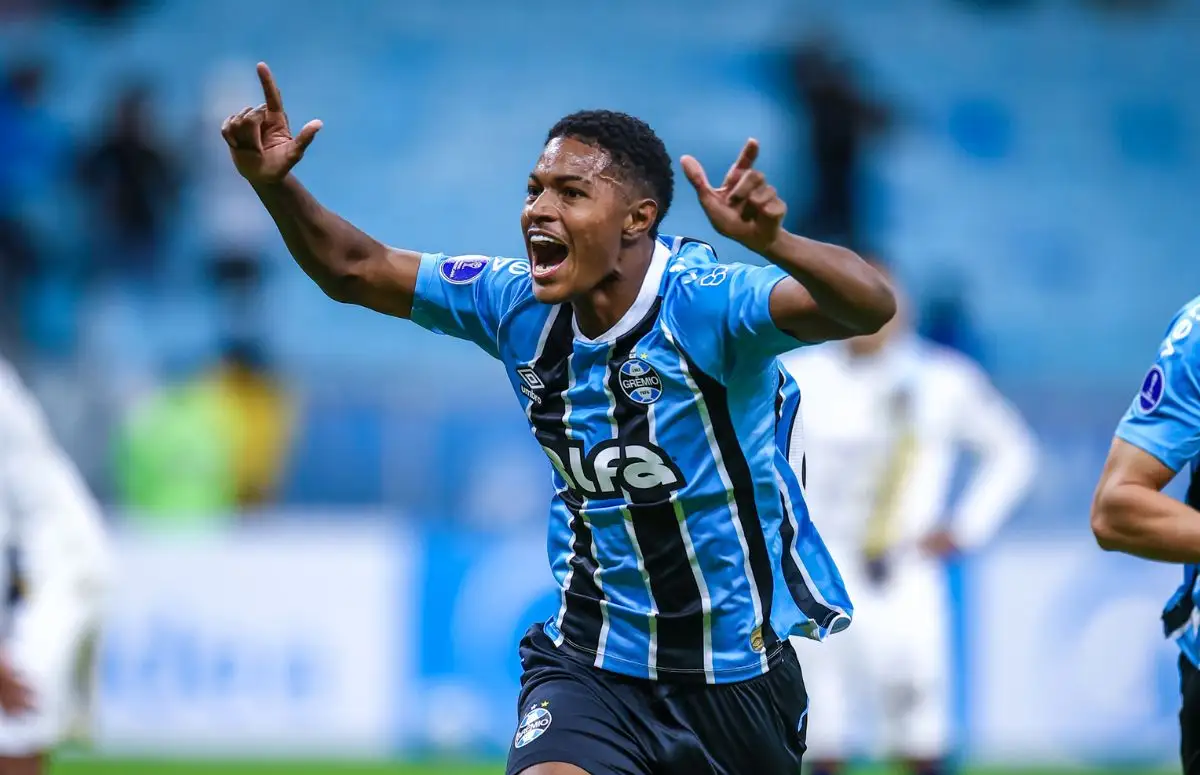 Riquelme comemorando gol pelo Grêmio na Arena pela Sul-Americana 2025
