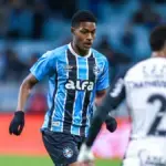 Riquelme em lance do jogo do Grêmio contra o Corinthians, pelo Brasileirão 2025, na Arena