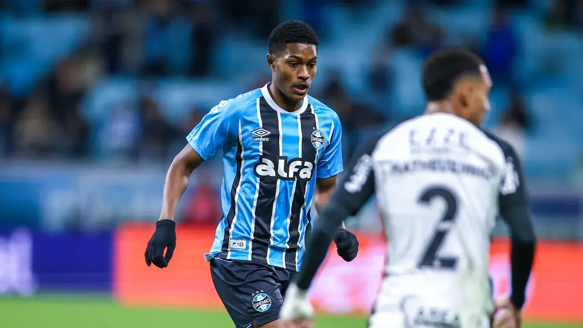 Riquelme em lance do jogo do Grêmio contra o Corinthians, pelo Brasileirão 2025, na Arena