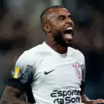 Alex Santana, novo reforço do Grêmio, comemorando gol pelo Corinthians