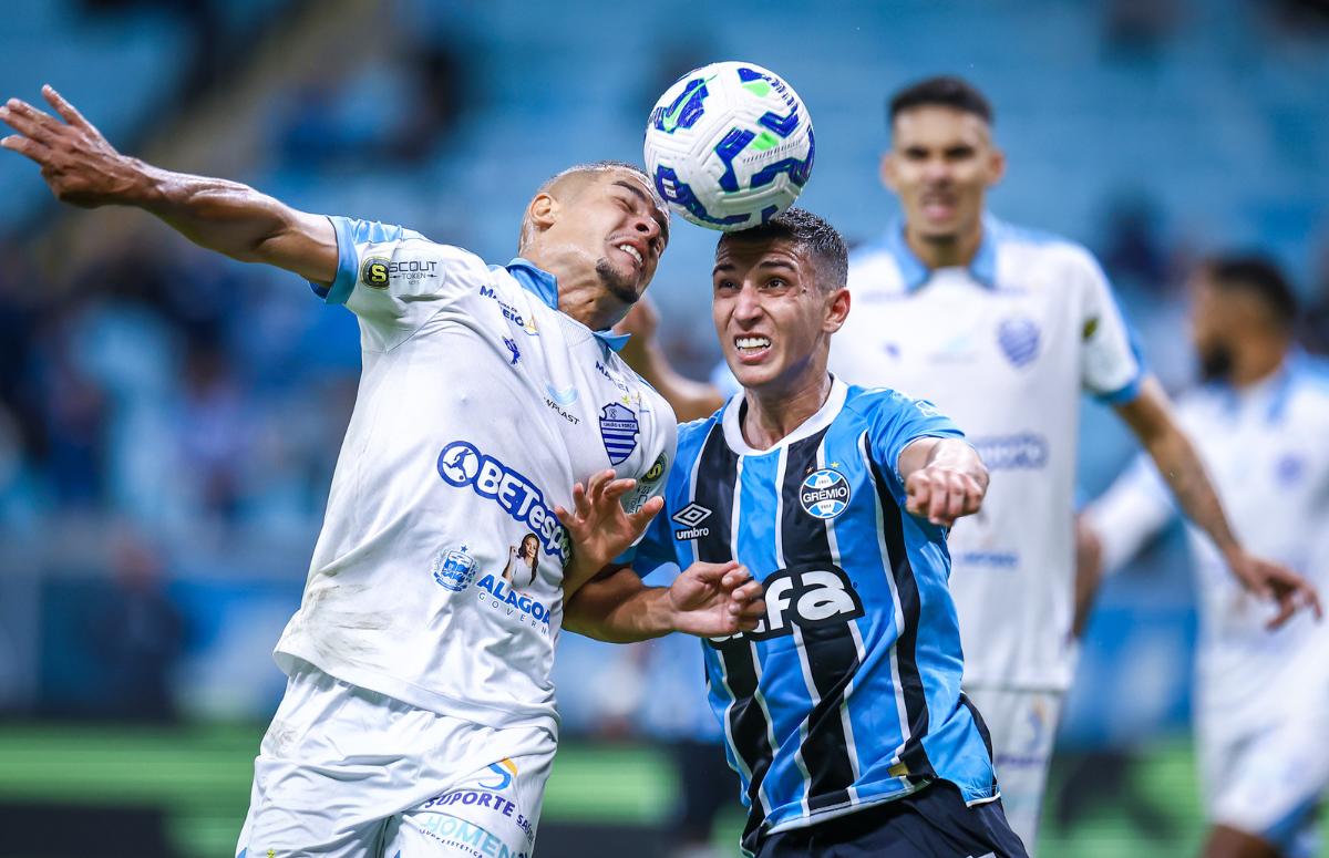 Monsalve em disputa de bola de cabeça no jogo do Grêmio contra o CSA, pela Copa do Brasil 2025