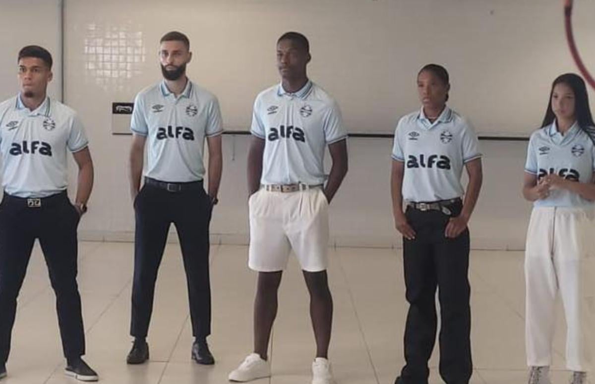Foto da nova camisa branca do Grêmio vazada nas redes sociais