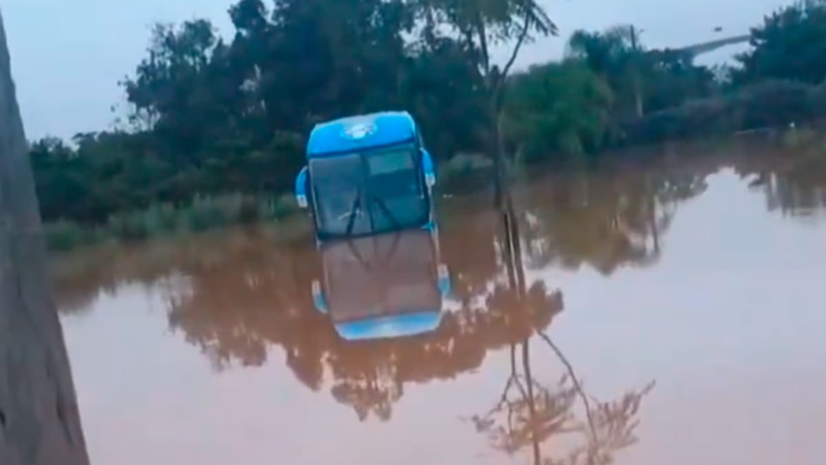 Ônibus do Grêmio inundado 