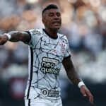 Paulinho, alvo do Grêmio, pelo Corinthians
