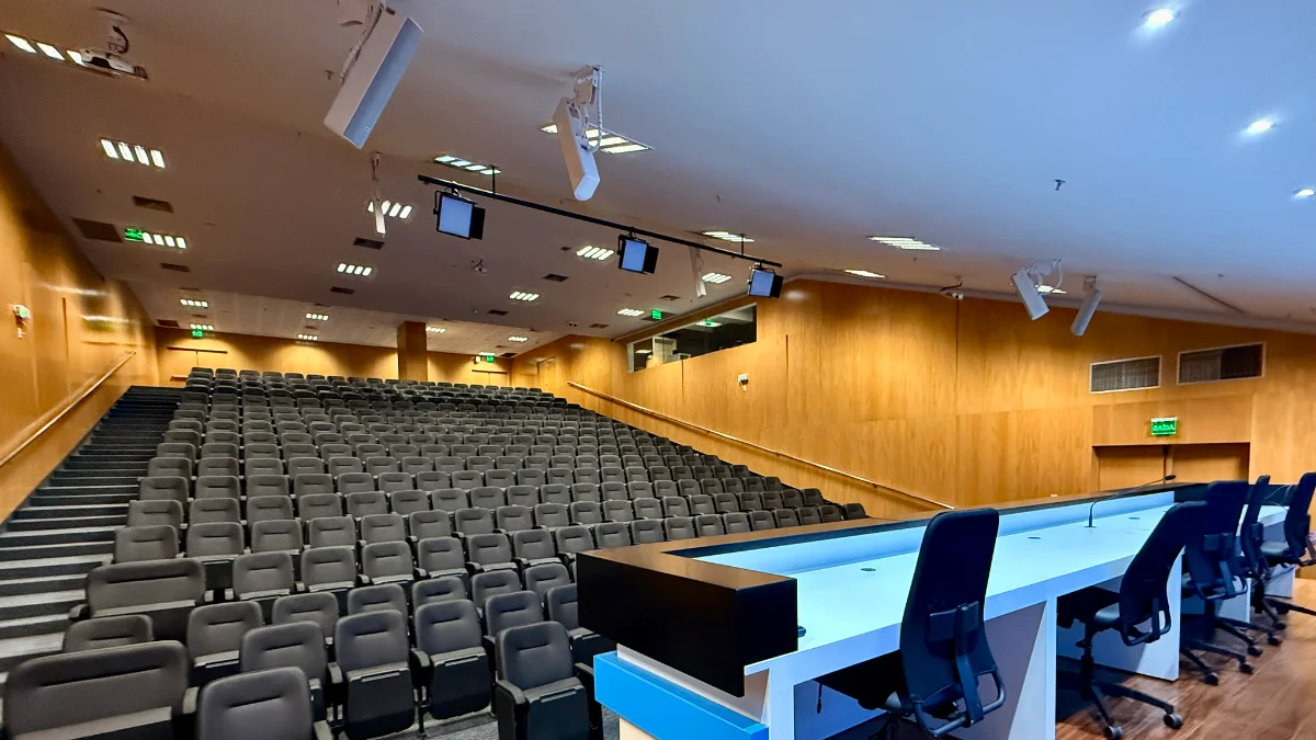 Arena anuncia conclusão da reforma do auditório atingido pela enchente; veja fotos