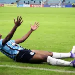 Riquelme comemorando gol pelo Grêmio, na Arena, contra o Sportivo Luqueño pela Sul-Americana 2025
