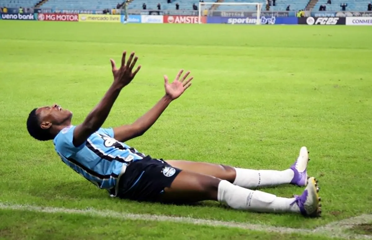 Riquelme comemorando gol pelo Grêmio, na Arena, contra o Sportivo Luqueño pela Sul-Americana 2025