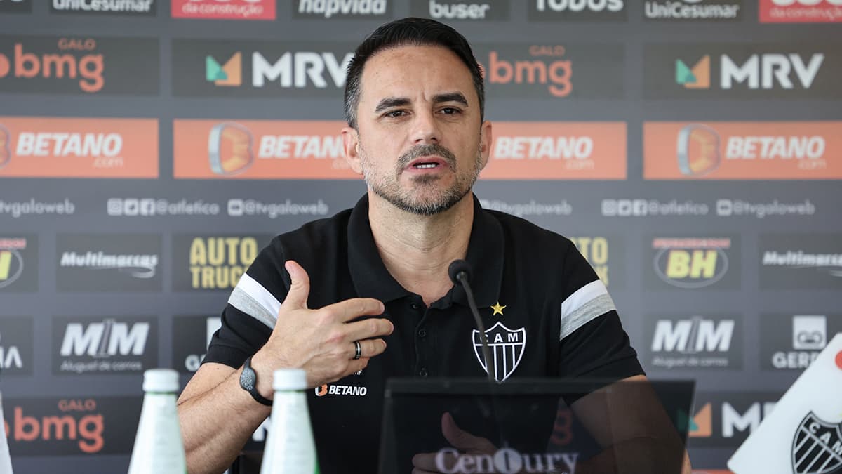 Na mira do Grêmio, Rodrigo Caetano marca entrevista coletiva e deve definir futuro