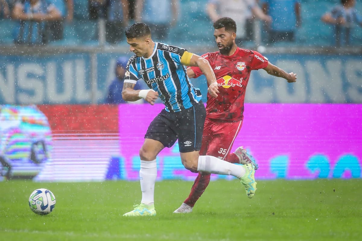 Luis Suárez em lance do jogo do Grêmio contra o Red Bull Bragantino, pelo Brasileirão 2023