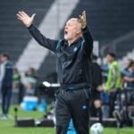Técnico Mano Manezes, do Grêmio, com braços abertos em jogo contra o Atlético Grau pela Sul-Americana 2025