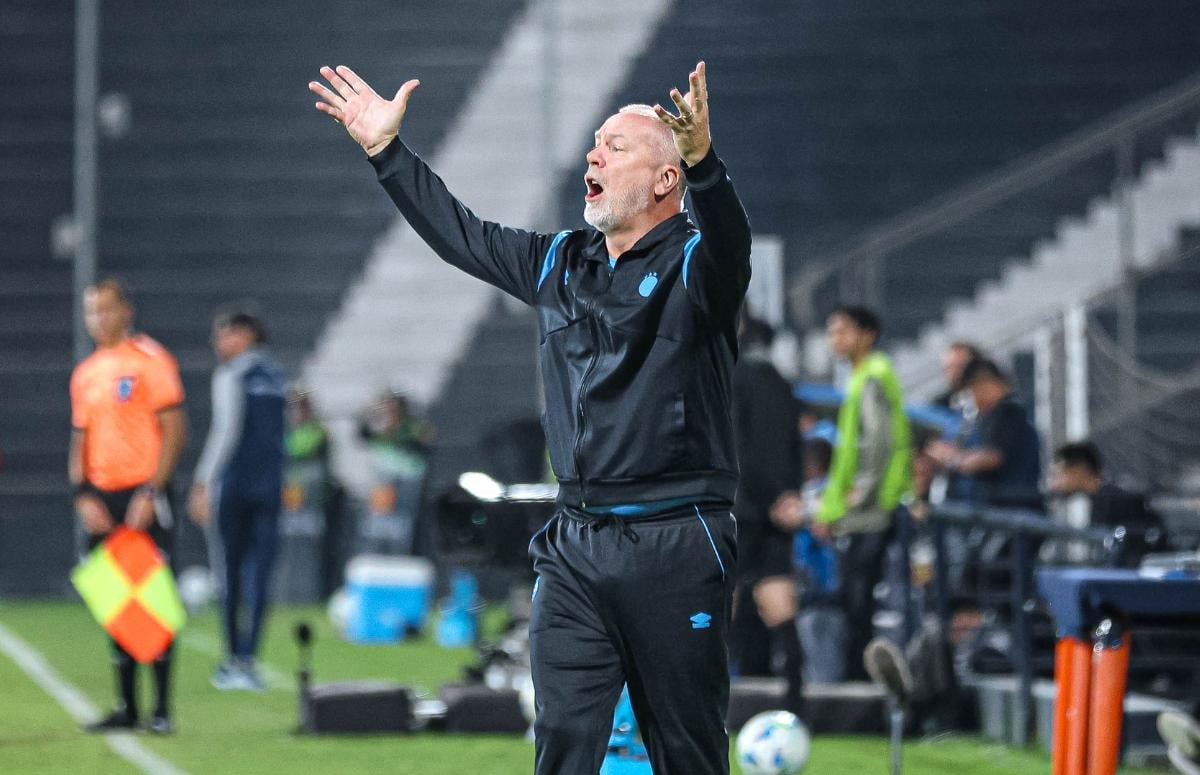 Técnico Mano Manezes, do Grêmio, com braços abertos em jogo contra o Atlético Grau pela Sul-Americana 2025