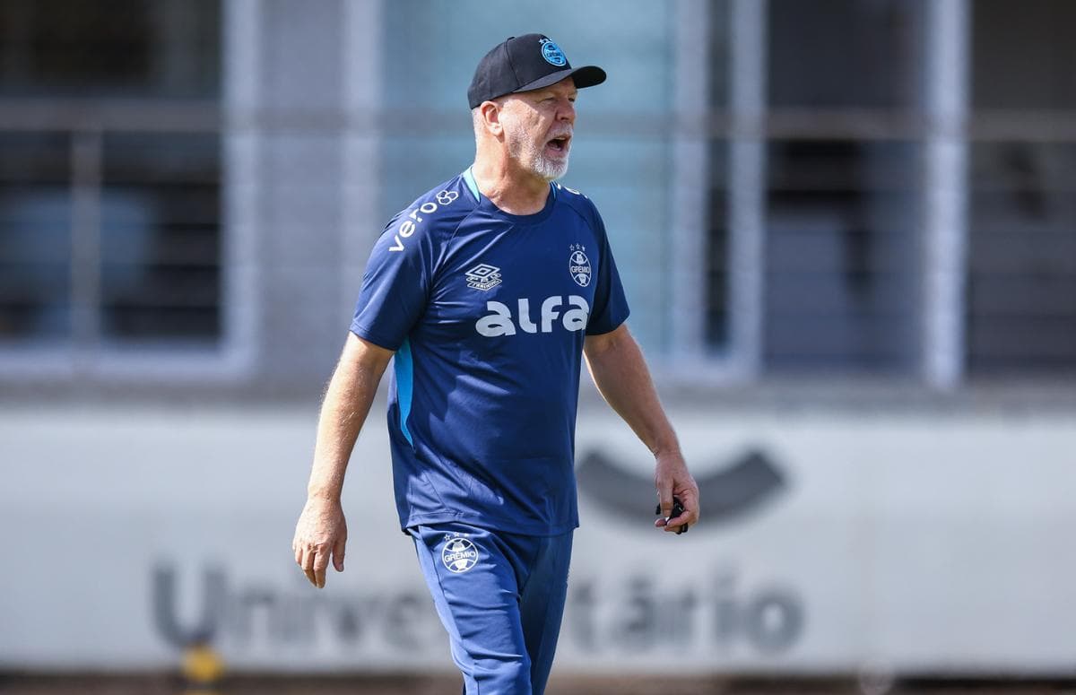 Mano Menezes em treino do Grêmio