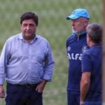 Técnico Mano Menezes conversa com o presidente Alberto Guerra em treinamento do Grêmio no CT Luiz Carvalho, em 02/05/2025