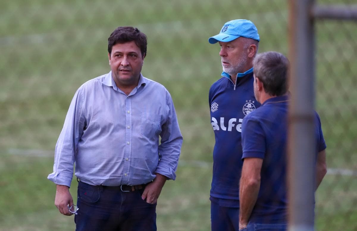 Técnico Mano Menezes conversa com o presidente Alberto Guerra em treinamento do Grêmio no CT Luiz Carvalho, em 02/05/2025