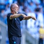 Mano Menezes gesticula em jogo do Grêmio contra o Santos