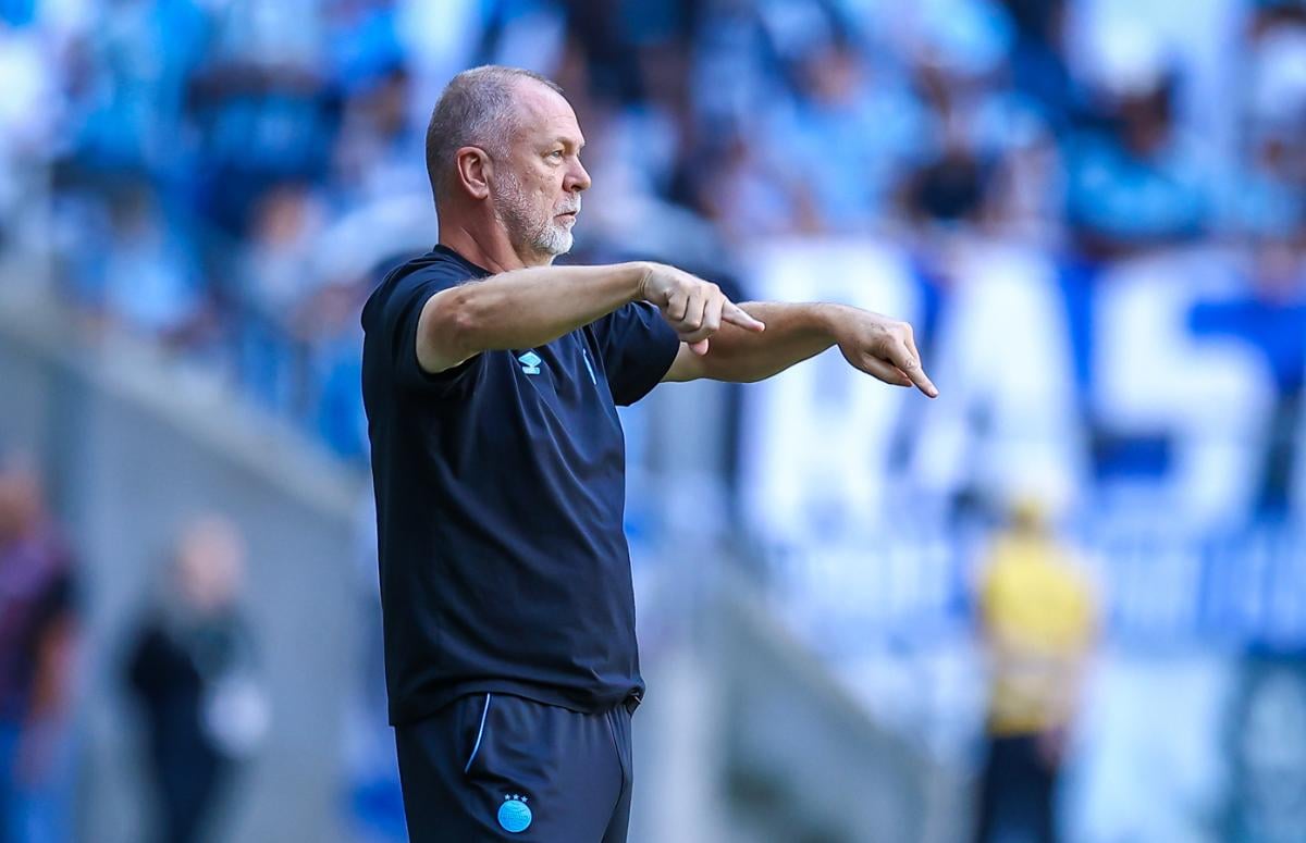Mano Menezes gesticula em jogo do Grêmio contra o Santos