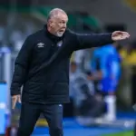 Técnico Mano Menezes, do Grêmio, faz gesto com a mão em jogo na Arena pela Sul-Americana 2025