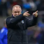 Técnico Mano Menezes em lance do jogo do Grêmio contra o Corinthians, pelo Brasileirão 2025, na Arena