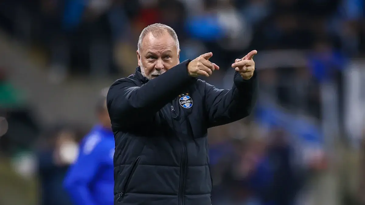 Técnico Mano Menezes em lance do jogo do Grêmio contra o Corinthians, pelo Brasileirão 2025, na Arena