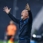Técnico Mano Menezes irritado, com braços abertos, em jogo do Grêmio contra o Atlético Grau pela Copa Sul-Americana, no Peru