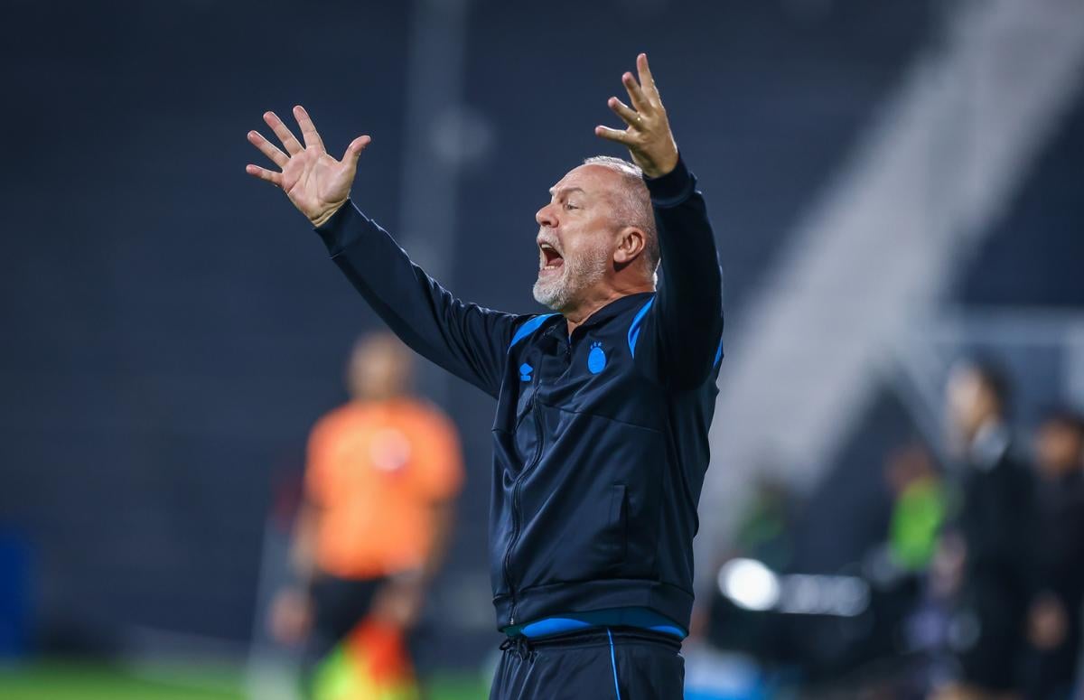 Técnico Mano Menezes irritado, com braços abertos, em jogo do Grêmio contra o Atlético Grau pela Copa Sul-Americana, no Peru