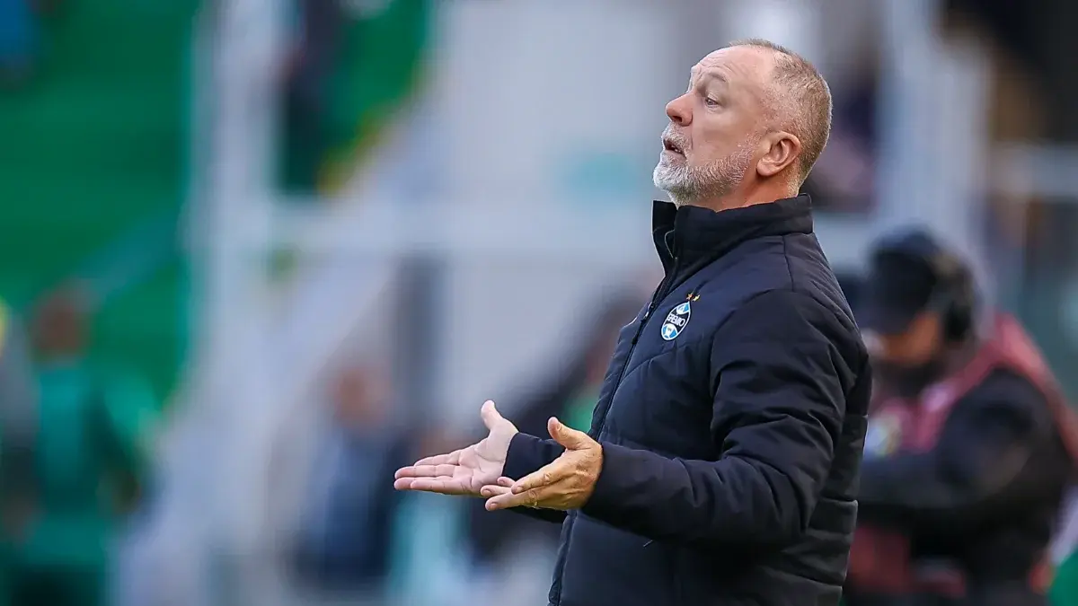 Técnico Mano Menezes em jogo do Grêmio contra o Juventude