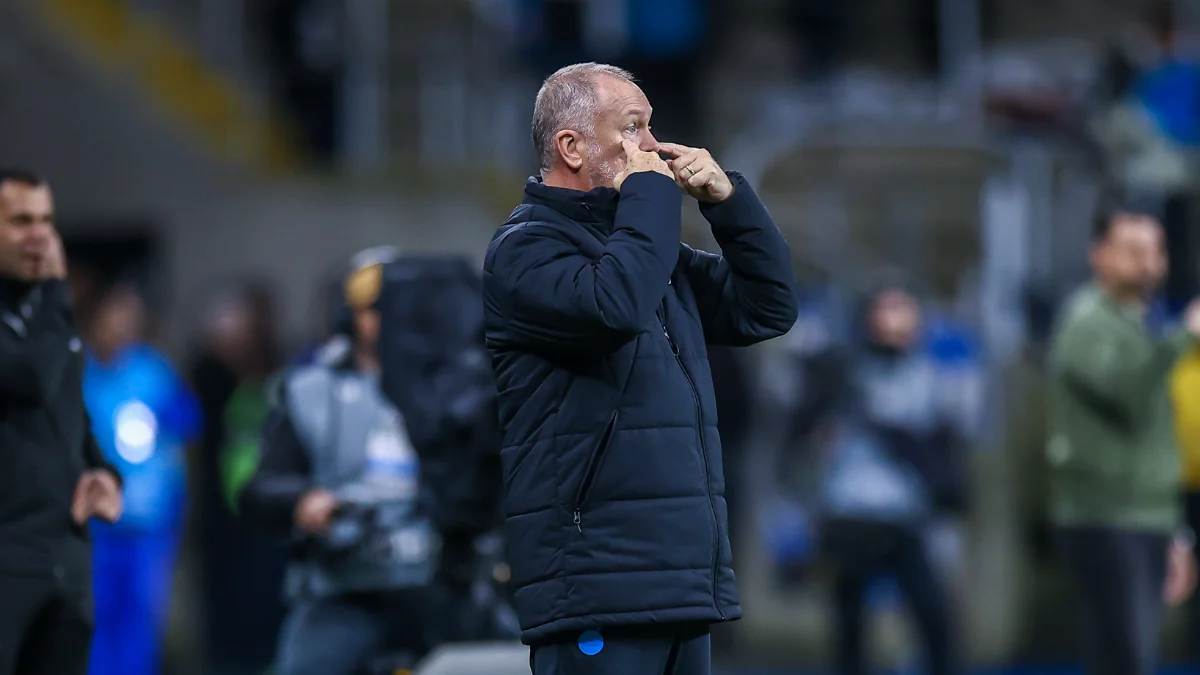 Técnico Mano Menezes em jogo do Grêmio contra o Sportivo Luqueño, pela Sul-Americana 2025