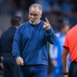 Técnico Mano Menezes gesticula com as mãos e cobra arbitragem em jogo do Grêmio contra o Godoy Cruz, na Arena, pela Sul-Americana 2025