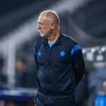 Com os braços para trás, técnico Mano Menezes, do Grêmio, observa jogadores na partida contra o Atlético Grau, pela Copa Sul-Americana 2025, no Peru