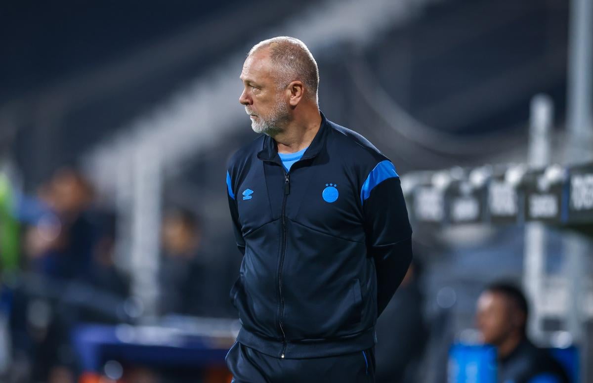 Com os braços para trás, técnico Mano Menezes, do Grêmio, observa jogadores na partida contra o Atlético Grau, pela Copa Sul-Americana 2025, no Peru