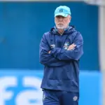 Técnico Mano Menezes em treinamento do Grêmio no CT Luiz Carvalho