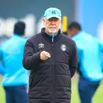 Técnico Mano Menezes em treino do Grêmio no CT Luiz Carvalho