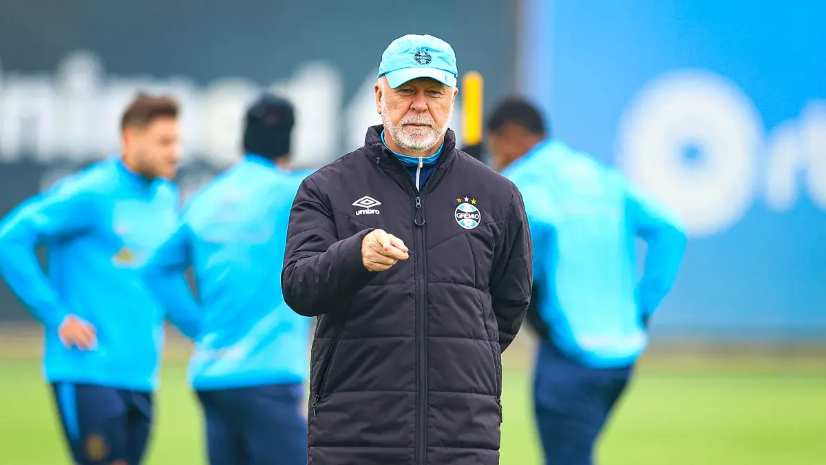 Técnico Mano Menezes em treino do Grêmio no CT Luiz Carvalho