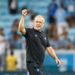 Mano Menezes comemorando vitória do Grêmio contra o Santos
