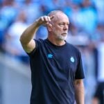 Mano Menezes aponta o dedo em jogo do Grêmio contra o Santos