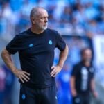 Mano Menezes com as mãos na cintura em jogo do Grêmio contra o Santos