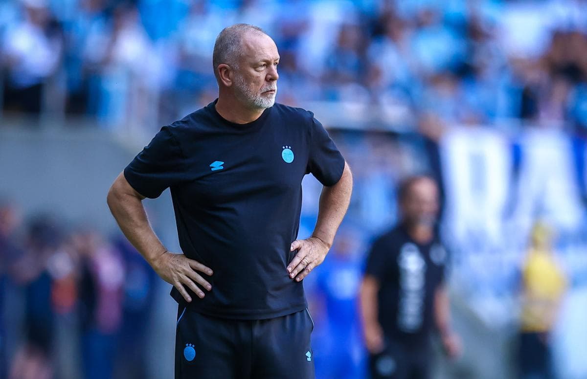 Mano Menezes com as mãos na cintura em jogo do Grêmio contra o Santos
