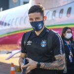 Villasanti em desembarque de avião do Grêmio