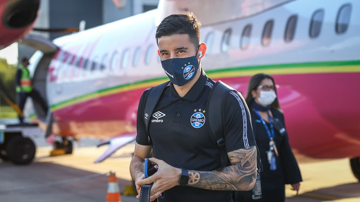 Villasanti em desembarque de avião do Grêmio