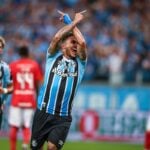 Vina comemora gol pelo Grêmio