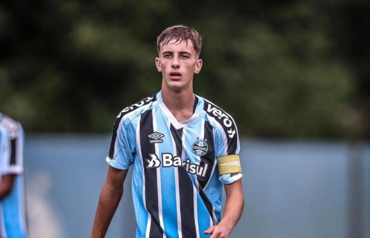 Volante Bernardo Zortea em lance de jogo das categorias de base do Grêmio
