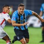 Volante Camilo em lance do jogo do Grêmio contra o Atlético Grau, no Peru, pela Copa Sul-Americana 2025