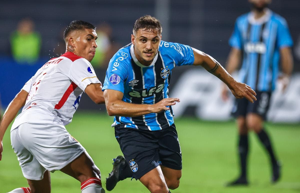 Volante Camilo em lance do jogo do Grêmio contra o Atlético Grau, no Peru, pela Copa Sul-Americana 2025