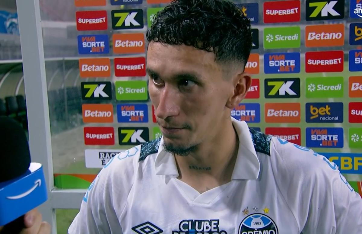 Volante Dodi do Grêmio concede entrevista após jogo