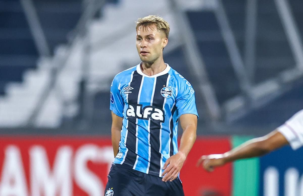 Volante Ronald em lance do jogo do Grêmio contra o Atlético Grau, no Peru, pela Copa Sul-Americana 2025