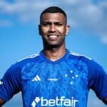 Volante Walace sendo apresentado no Cruzeiro
