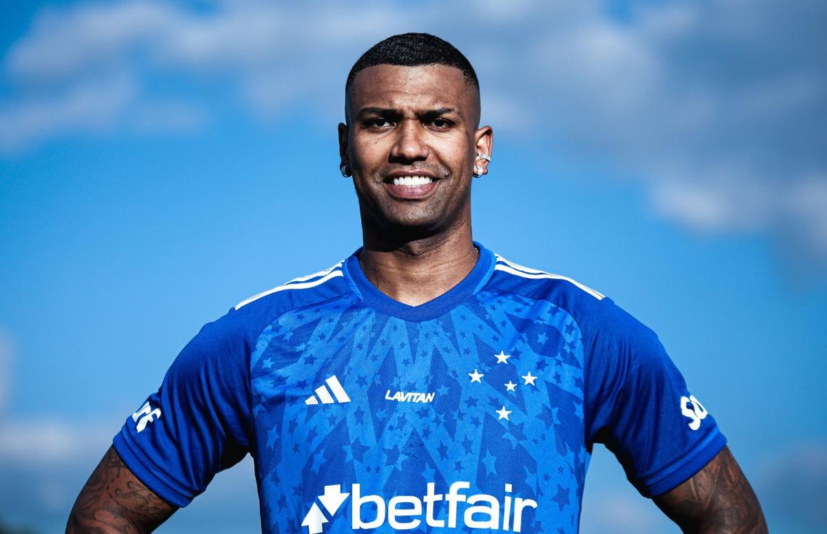 Volante Walace sendo apresentado no Cruzeiro