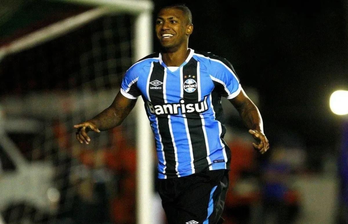 Volante Walace em jogo do Grêmio em 2015