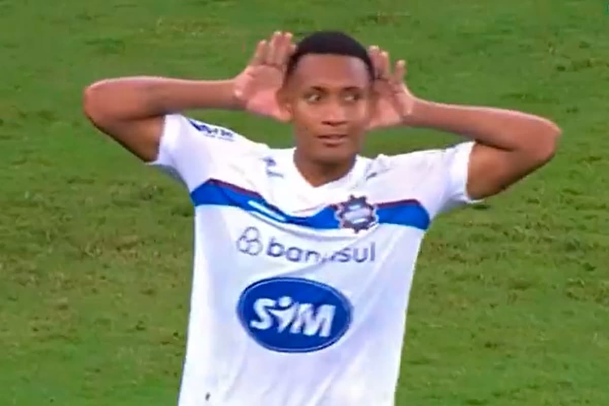 Wesley atuando contra o Grêmio pelo Brasileirão